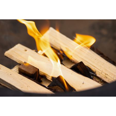 Aanmaakhout aansteken - Sfeerfoto