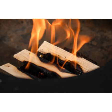 Aanmaakhout brandend vuur - Sfeerfoto