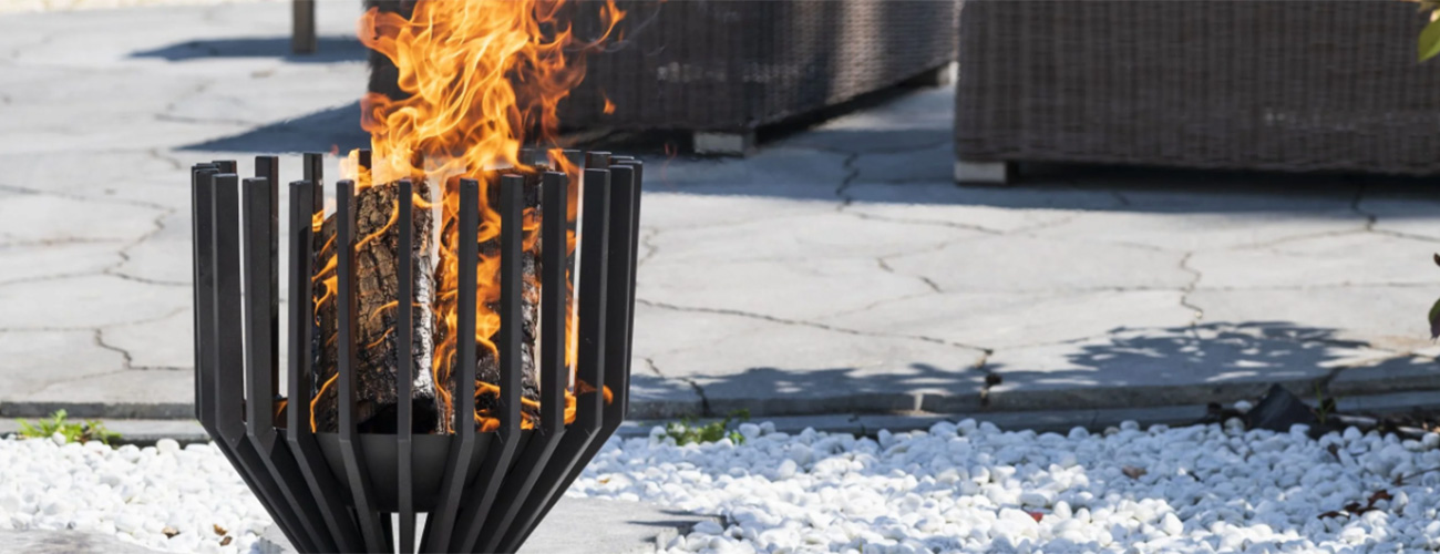 Brandend vuur in vuurschaal